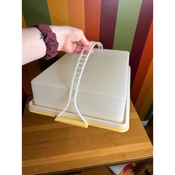 Vintage Tupperware plastic container kitchen golden harvest cake rectangle - Picture 3 of 6